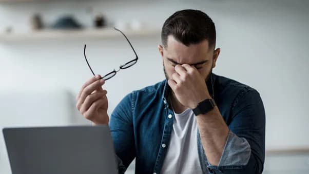 Cum să îți protejezi ochii în fața ecranelor digitale