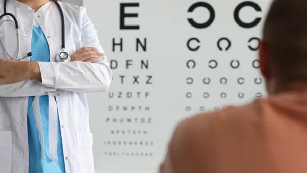 Simptomele care ar trebui să te trimită la oftalmolog