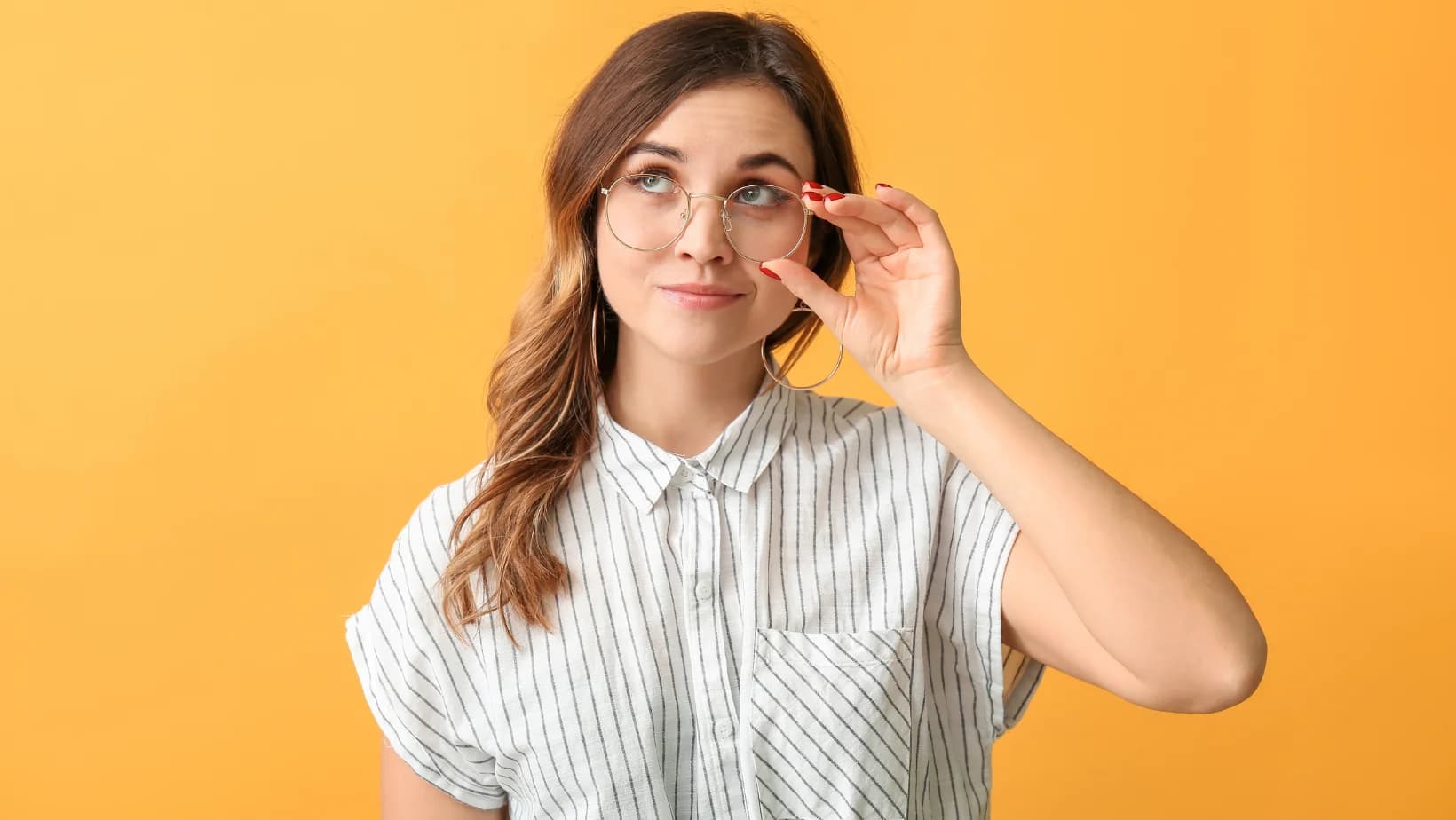 Cum sa iti intretii ochelarii ca sa te tina mai mult si sa arate impecabil