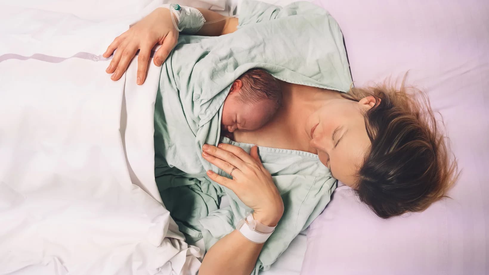 Este normal sa nu simti imediat o legatura emotionala cu nou-nascutul tau?