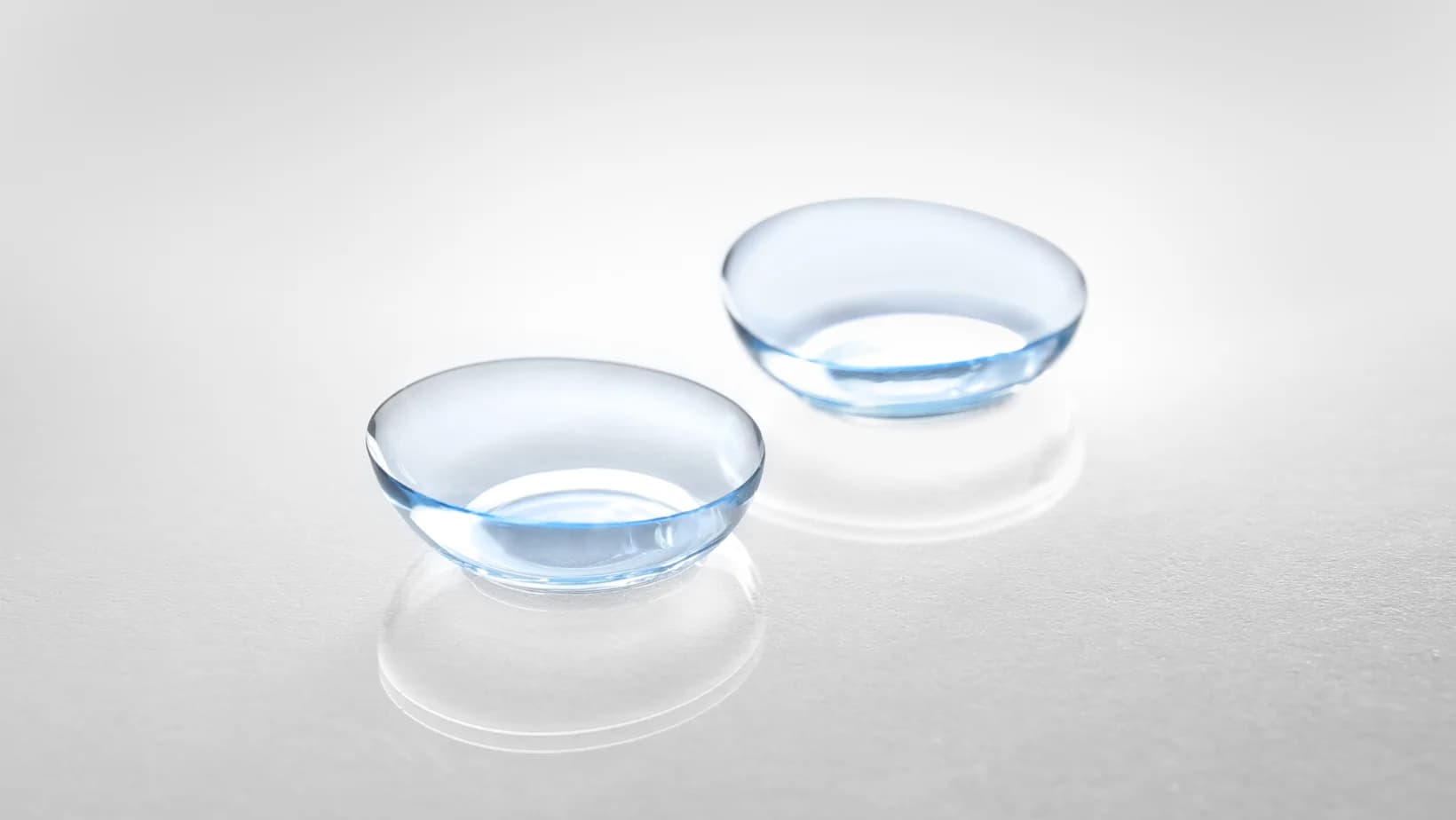 Lentilele de noapte vs. lentilele de contact traditionale: Avantaje si dezavantaje