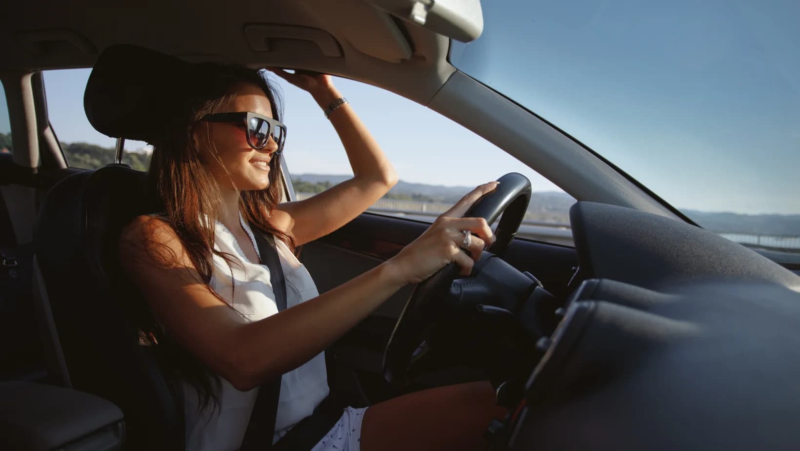 Ochelari de soare cu dioptrii pentru condus: siguranta si confort in lumina puternica
