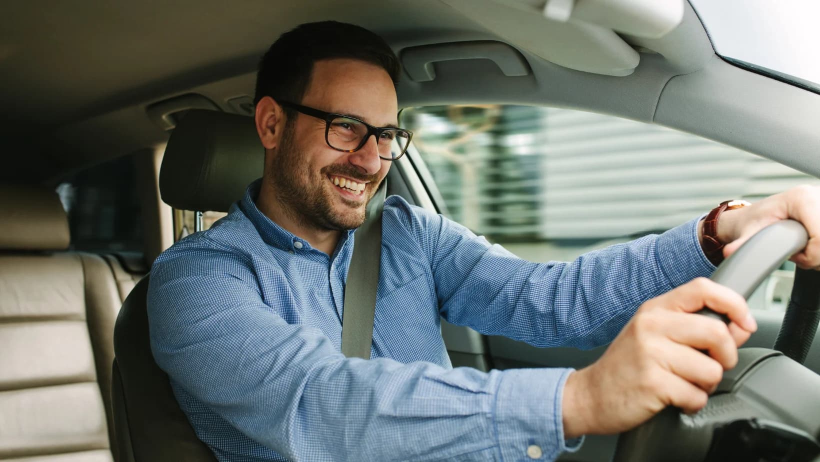 Ochelari de vedere pentru condus: Ce tip de lentile si rame sunt ideale pentru soferi