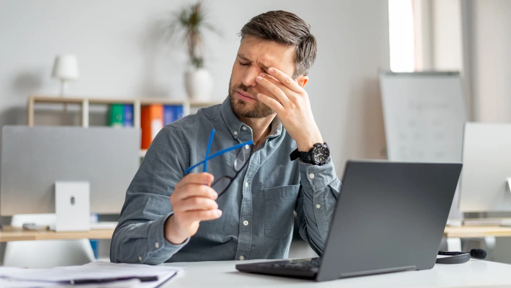 Poate stresul contribui la sindromul de ochi uscat?